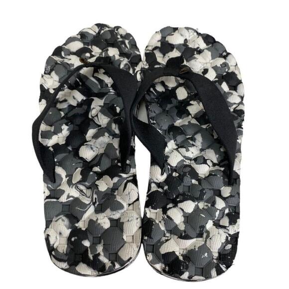 Farwest - Gray Camo Flip Flop - NWOT - Size 9